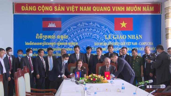 Lễ giao nhận bản đồ địa hình biên giới giữa hai nước Việt Nam-Campuchia tỷ lệ 1/25.000